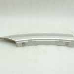 Oriģinālā Mitsubishi Pajero V78W aizmugurējā labā dubļusarga apdare sudraba krāsā A69C MR47875