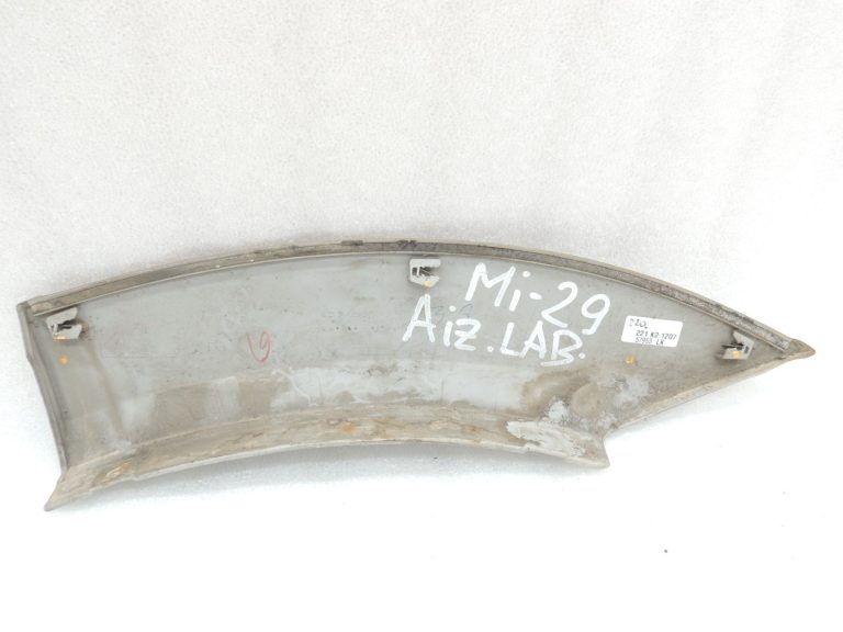 Oriģinālā Mitsubishi Pajero V78W aizmugurējā labā dubļusarga apdare sudraba krāsā A69C MR47875