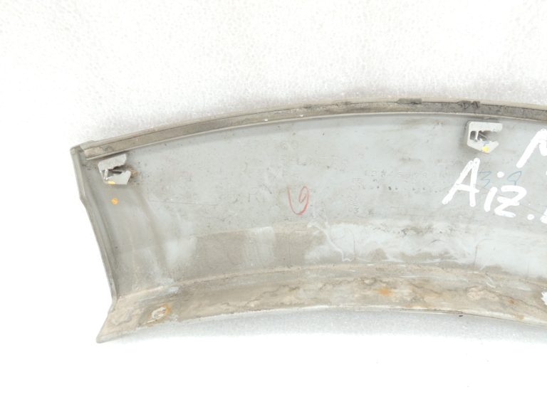 Oriģinālā Mitsubishi Pajero V78W aizmugurējā labā dubļusarga apdare sudraba krāsā A69C MR47875