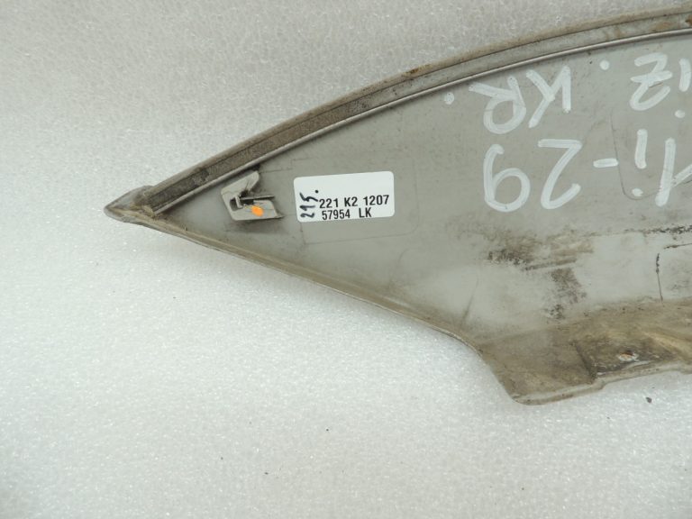 Oriģinālās Mitsubishi Pajero V78W aizmugurējā kreisā dubļusarga apdare sudraba krāsā A69C MR478749