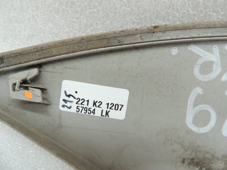 Oriģinālās Mitsubishi Pajero V78W aizmugurējā kreisā dubļusarga apdare sudraba krāsā A69C MR478749