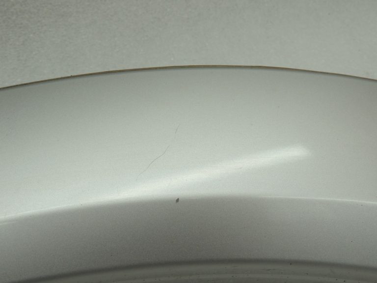 Oriģinālās Mitsubishi Pajero V78W aizmugurējā kreisā dubļusarga apdare sudraba krāsā A69C MR478749