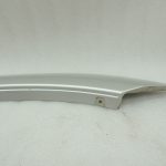 Oriģinālās Mitsubishi Pajero V78W aizmugurējā kreisā dubļusarga apdare sudraba krāsā A69C MR478749