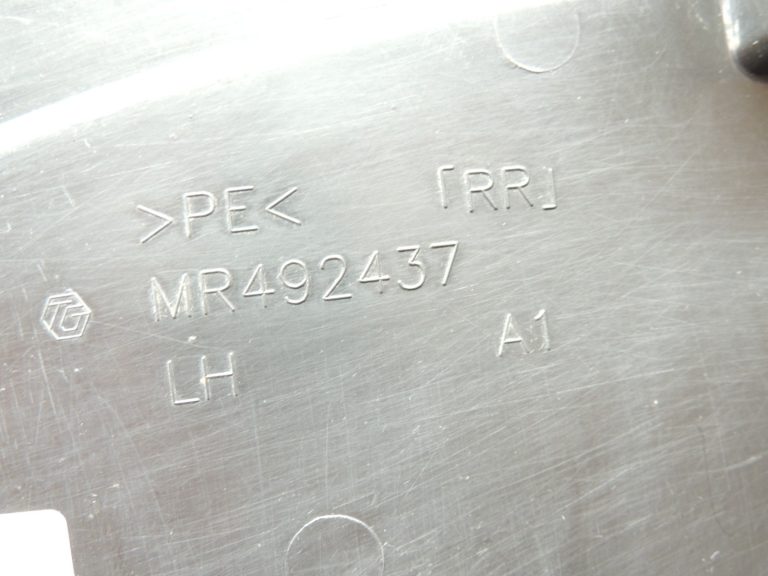 Oriģinālā Mitsubishi Pajero V78W aizmugurējā kreisā riteņa arkas aizsargs MR492437