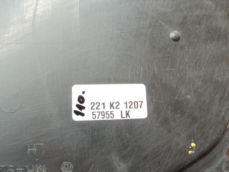 Oriģinālā Mitsubishi Pajero V78W aizmugurējā kreisā riteņa arkas aizsargs MR492437