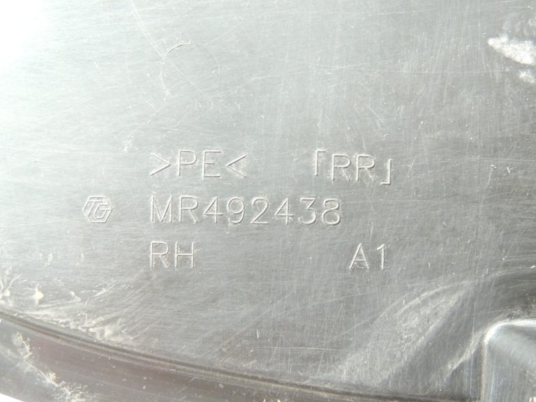 Oriģinālā Mitsubishi Pajero V78W aizmugurējā labā riteņa arkas aizsargs MR492438