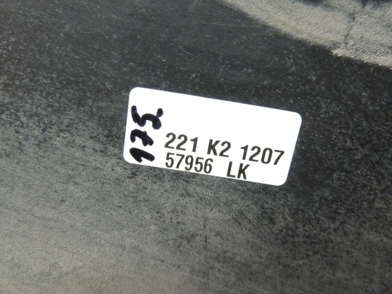 Oriģinālā Mitsubishi Pajero V78W aizmugurējā labā riteņa arkas aizsargs MR492438