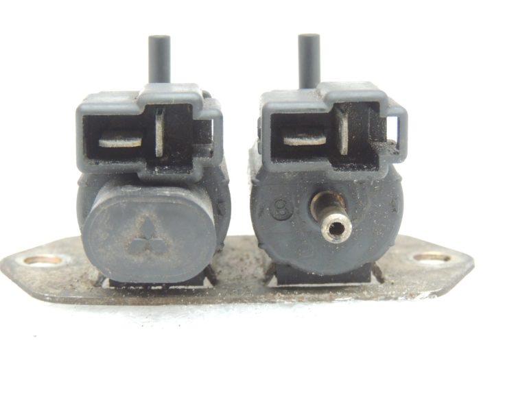 Oriģinālais Mitsubishi L200 K7 4D56 2.5TD priekšējās ass diferenciāļa elektromagnētiskais vārsts MB937731
