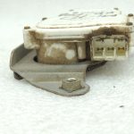 Oriģinālā Mitsubishi Pajero K9 aizmugurējo durvju bloķēšanas mehānisms kreisā vai labā MR432147