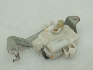 Oriģinālais Mitsubishi L200 K7 aizmugurējo durvju bloķēšanas mehānisms kreisajā vai labajā pusē MN142461