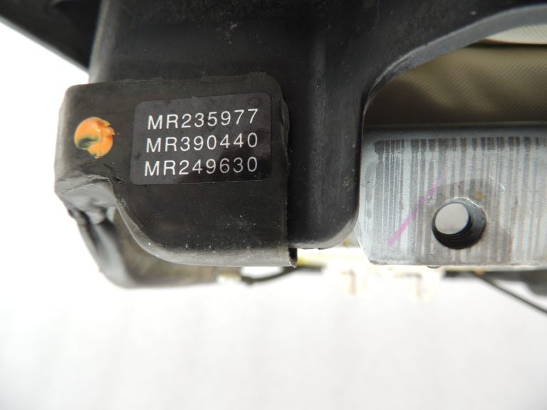 Oriģinālās Mitsubishi Pajero K9 stūres rata pārsegs stūres rata modulis MR799176