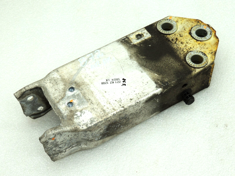 Oriģinālā BMW F10 F11 kronšteins trieciena sijas savienojums pa labi 7200705, 51117200705