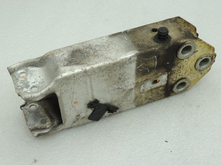 Oriģinālā BMW F10 F11 kronšteins trieciena sijas savienojums pa labi 7200705, 51117200705