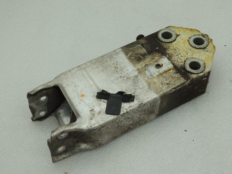 Oriģinālā BMW F10 F11 kronšteins trieciena sijas savienojums pa labi 7200705, 51117200705