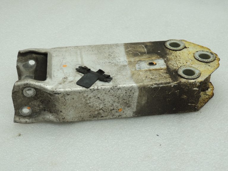 Oriģinālā BMW F10 F11 kronšteins trieciena sijas savienojums pa labi 7200705, 51117200705