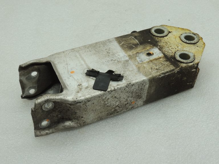 Oriģinālā BMW F10 F11 kronšteins trieciena sijas savienojums pa labi 7200705, 51117200705