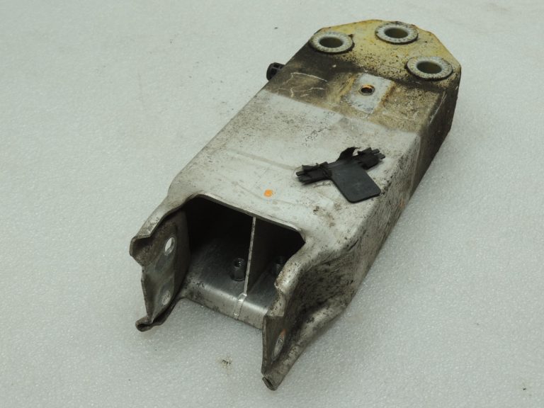 Oriģinālā BMW F10 F11 kronšteins trieciena sijas savienojums pa labi 7200705, 51117200705