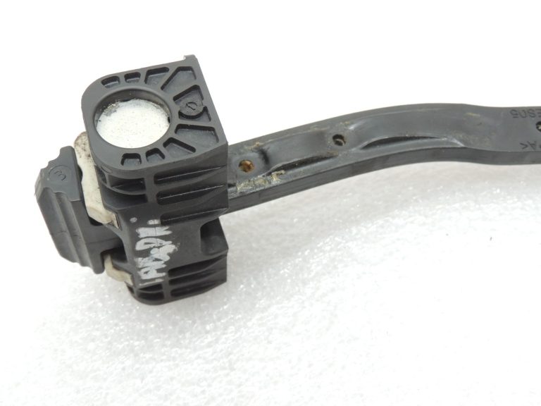 Oriģinālā BMW F10 F11 durvju bremze priekšējo durvju aizbīdņa eņģes durvju aizbīdnis 51217182005 7182005