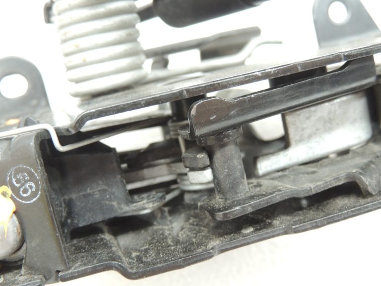 Oriģinālā BMW F06 F06 F10 F11 F11 F12 F01 F02 Aktīvā motora pārsega slēdzene labajā pusē 7184442