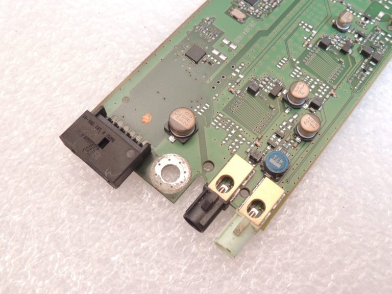 Oriģinālais BMW F10 F06 F06 F13 F01 F02 antenas pastiprinātājs ZB AM2FM-FB868 antenas pastiprinātājs