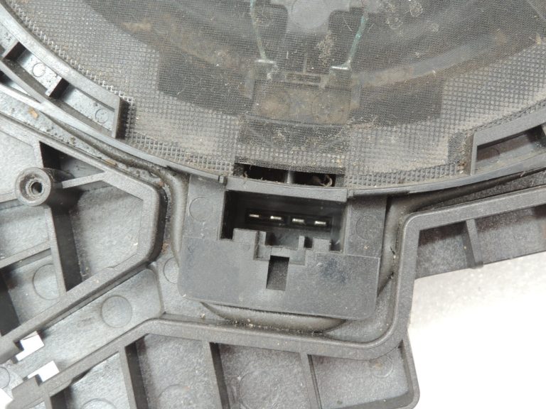 BMW 5. sērijas F10 F11 F18 LCI skaļrunis Centrālais bass Labais 65139195200
