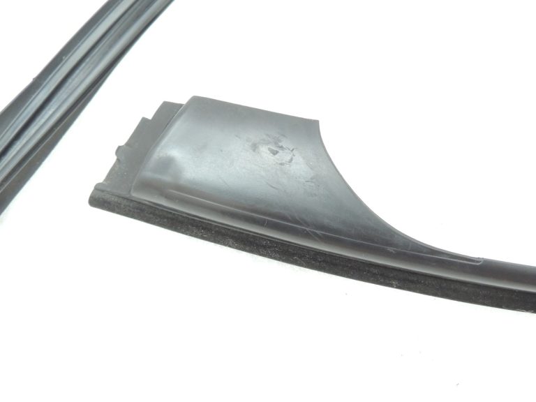 Oriģinālā BMW 5. sērijas F10 F11 durvju gumijas blīvējums priekšējā labā augšējā daļa 51767182286