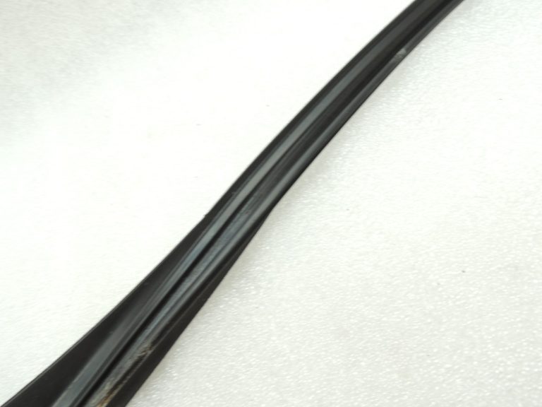 Oriģinālā BMW 5. sērijas F10 F11 durvju gumijas blīvējums priekšējā labā augšējā daļa 51767182286