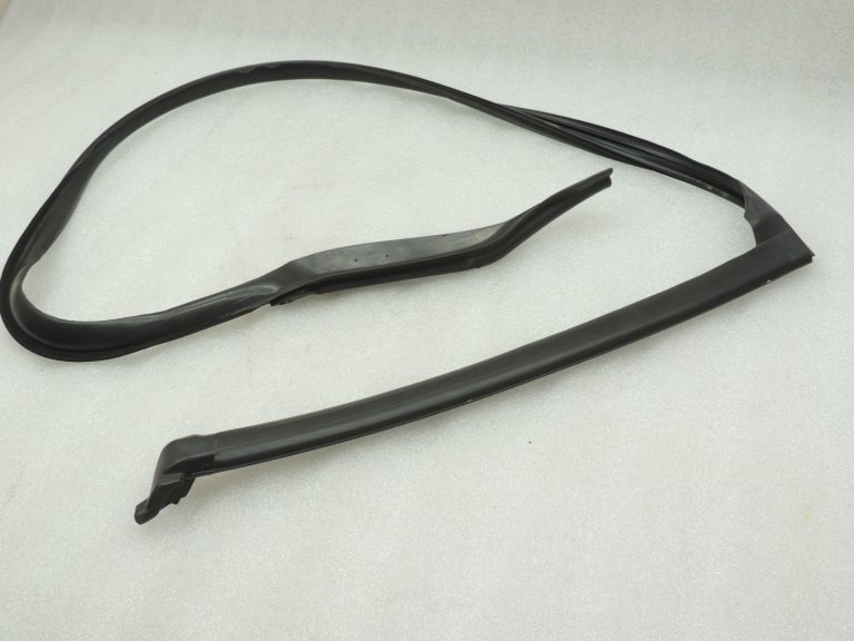 Oriģinālā BMW 5. sērijas F10 durvju blīvējuma gumijas aizmugurējā kreisā augšējā daļa 51357182303