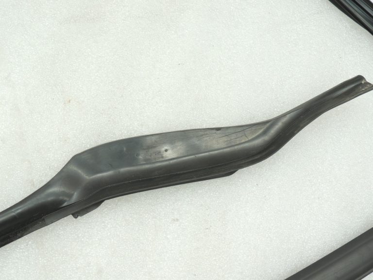 Oriģinālā BMW 5. sērijas F10 durvju blīvējuma gumijas aizmugurējā kreisā augšējā daļa 51357182303