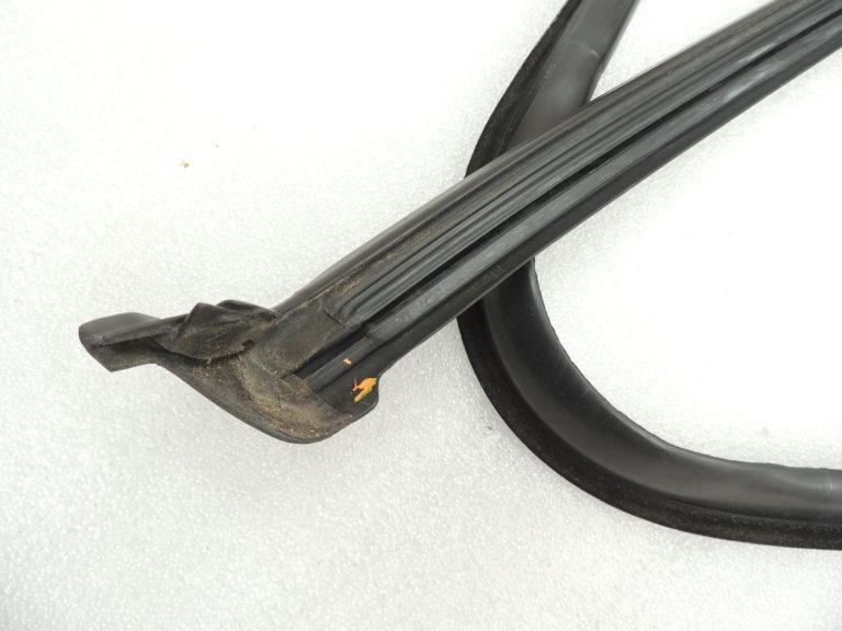 Oriģinālā BMW 5. sērijas F10 durvju blīvējuma gumijas aizmugurējā kreisā augšējā daļa 51357182303