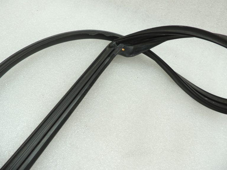 Oriģinālā BMW 5. sērijas F10 durvju blīvējuma gumijas aizmugurējā kreisā augšējā daļa 51357182303