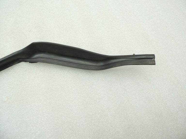 Oriģinālā BMW 5. sērijas F10 durvju blīvējuma gumijas aizmugurējā kreisā augšējā daļa 51357182303