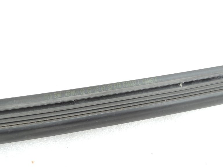 Oriģinālā BMW 5. sērijas F10 durvju blīvējuma gumijas aizmugurējā labā augšējā daļa 51357182304