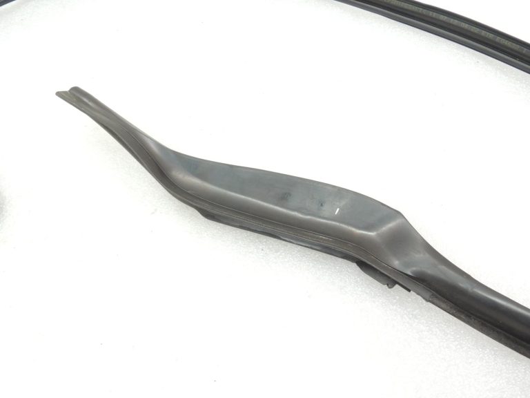 Oriģinālā BMW 5. sērijas F10 durvju blīvējuma gumijas aizmugurējā labā augšējā daļa 51357182304