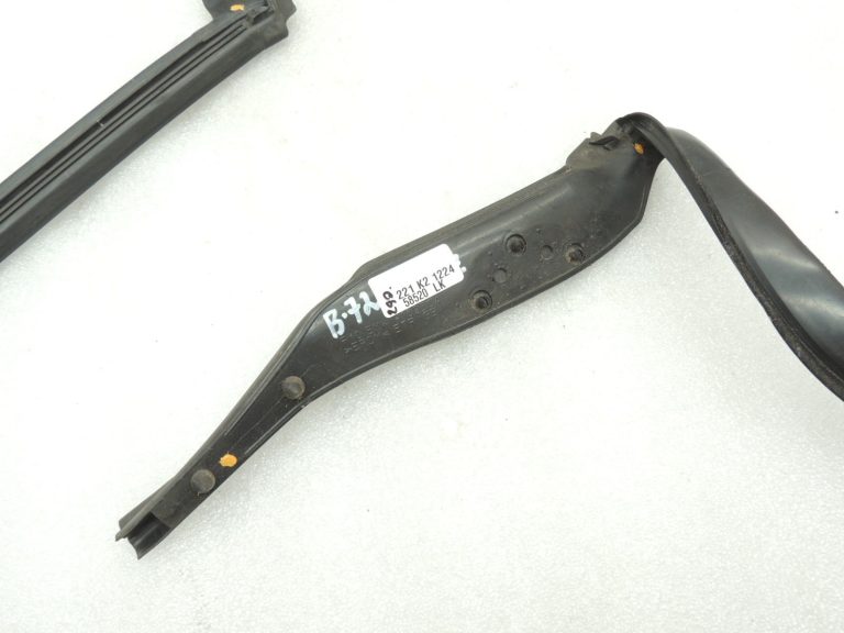 Oriģinālā BMW 5. sērijas F10 durvju blīvējuma gumijas aizmugurējā labā augšējā daļa 51357182304
