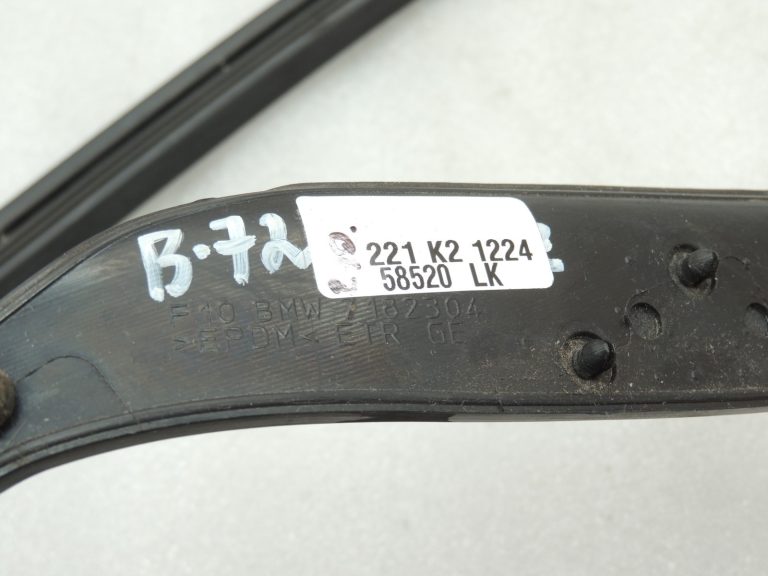 Oriģinālā BMW 5. sērijas F10 durvju blīvējuma gumijas aizmugurējā labā augšējā daļa 51357182304