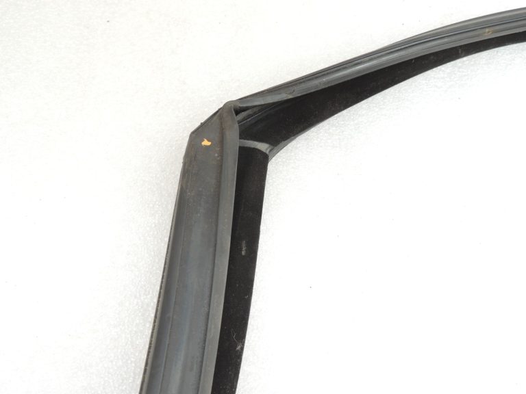 BMW 5. sērijas F10 F11 durvju loga blīvējums priekšējais kreisais 51337182273