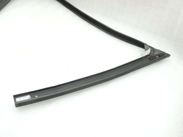 BMW 5. sērijas F10 F11 durvju loga blīvējums priekšējais labajā pusē 51337182274