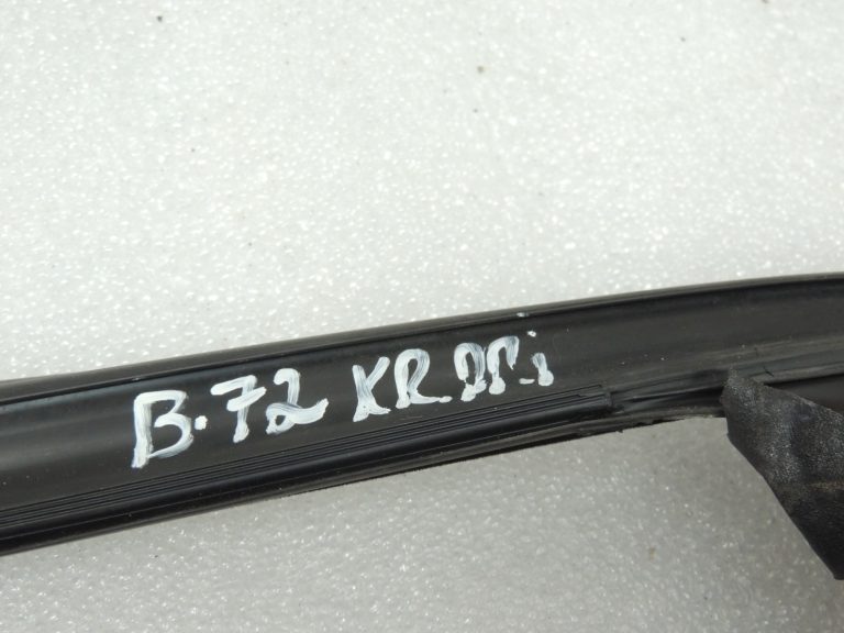 BMW 5. sērijas F10 F11 durvju loga blīvējums priekšējais labajā pusē 51337182274