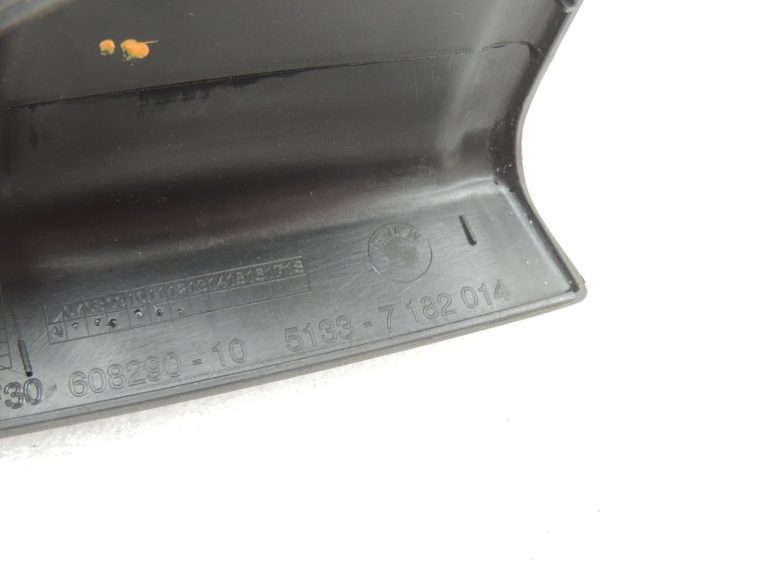 Oriģinālais BMW 5. sērijas F10 F11 salona spoguļa trīsstūra pārsegs labajā pusē 51337182014
