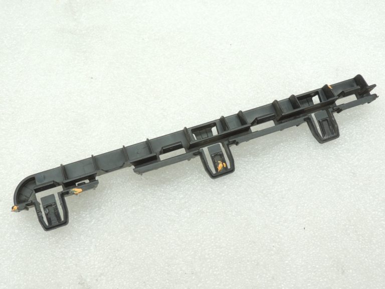 Oriģinālā BMW 5. sērijas F10 F11 priekšējās labās sānu svārku daļas stiprinājums 51777184776