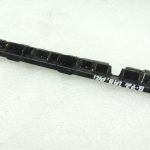 Oriģinālā BMW 5. sērijas F10 F11 priekšējās labās sānu svārku daļas stiprinājums 51777184776