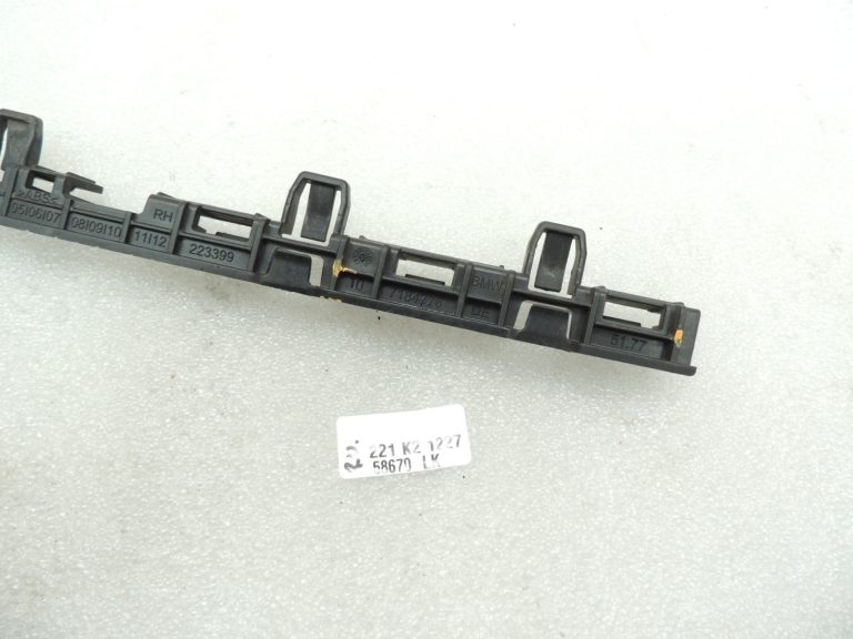Oriģinālā BMW 5. sērijas F10 F11 priekšējās labās sānu svārku daļas stiprinājums 51777184776