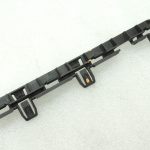 Oriģinālā BMW 5. sērijas F10 F11 priekšējās kreisās sānu svārku daļas stiprinājums 51777184775