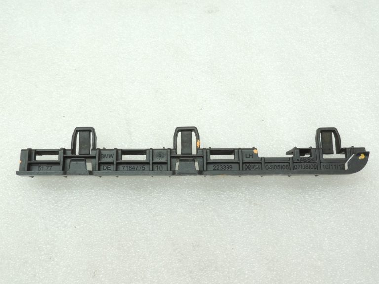 Oriģinālā BMW 5. sērijas F10 F11 priekšējās kreisās sānu svārku daļas stiprinājums 51777184775