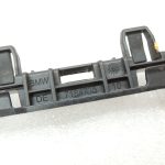 Oriģinālā BMW 5. sērijas F10 F11 priekšējās kreisās sānu svārku daļas stiprinājums 51777184775