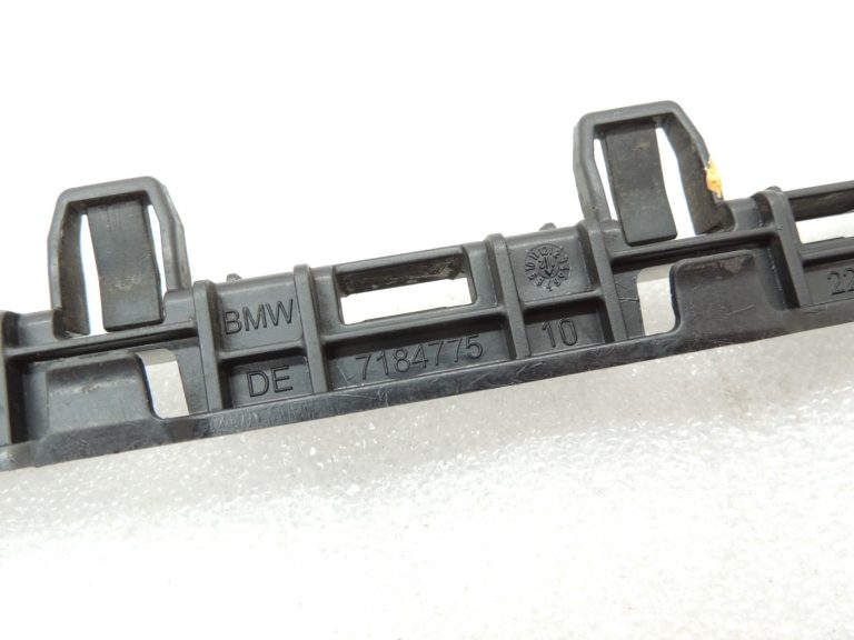 Oriģinālā BMW 5. sērijas F10 F11 priekšējās kreisās sānu svārku daļas stiprinājums 51777184775