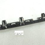 Oriģinālā BMW 5. sērijas F10 F11 priekšējās kreisās sānu svārku daļas stiprinājums 51777184775