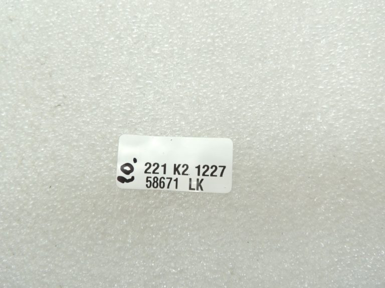 Oriģinālā BMW 5. sērijas F10 F11 priekšējās kreisās sānu svārku daļas stiprinājums 51777184775