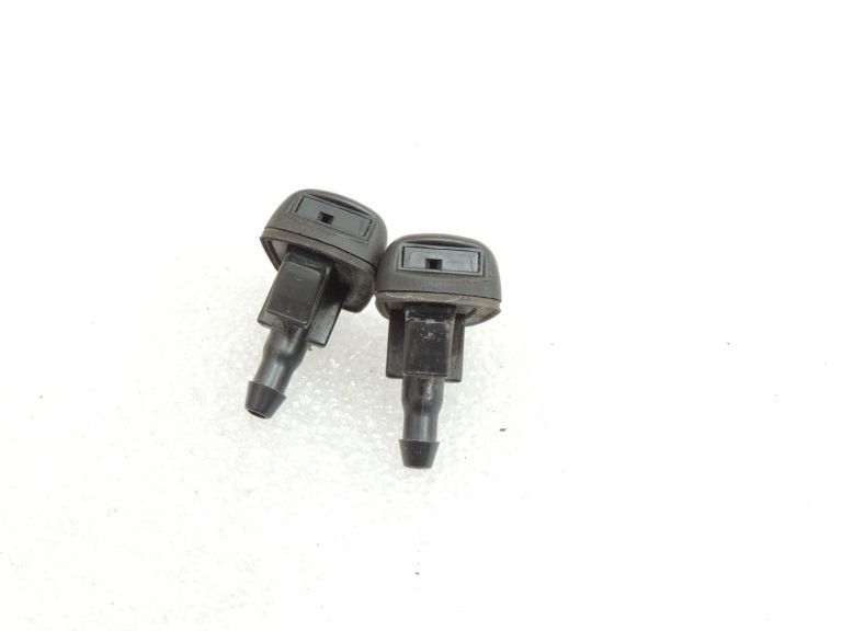 Oriģinālā aprīkojuma Toyota Yaris IV XP210 vējstikla mazgāšanas sprauslu komplekts 8538152430